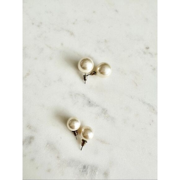 Set of two faux pearl stud earrings - Picture 2 of 3
